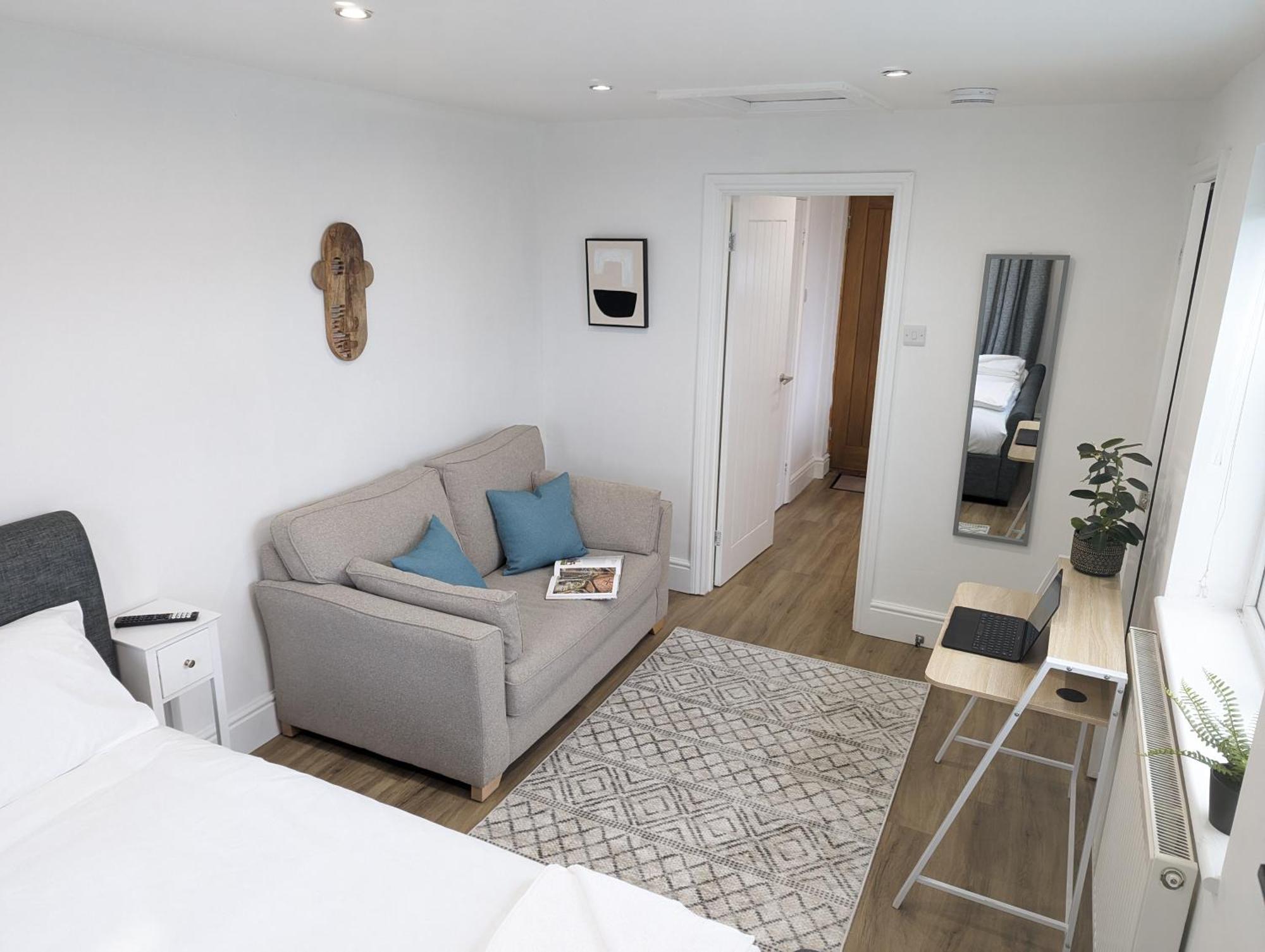 Swan Lake Lodge & Free Parking Cardiff Exterior foto