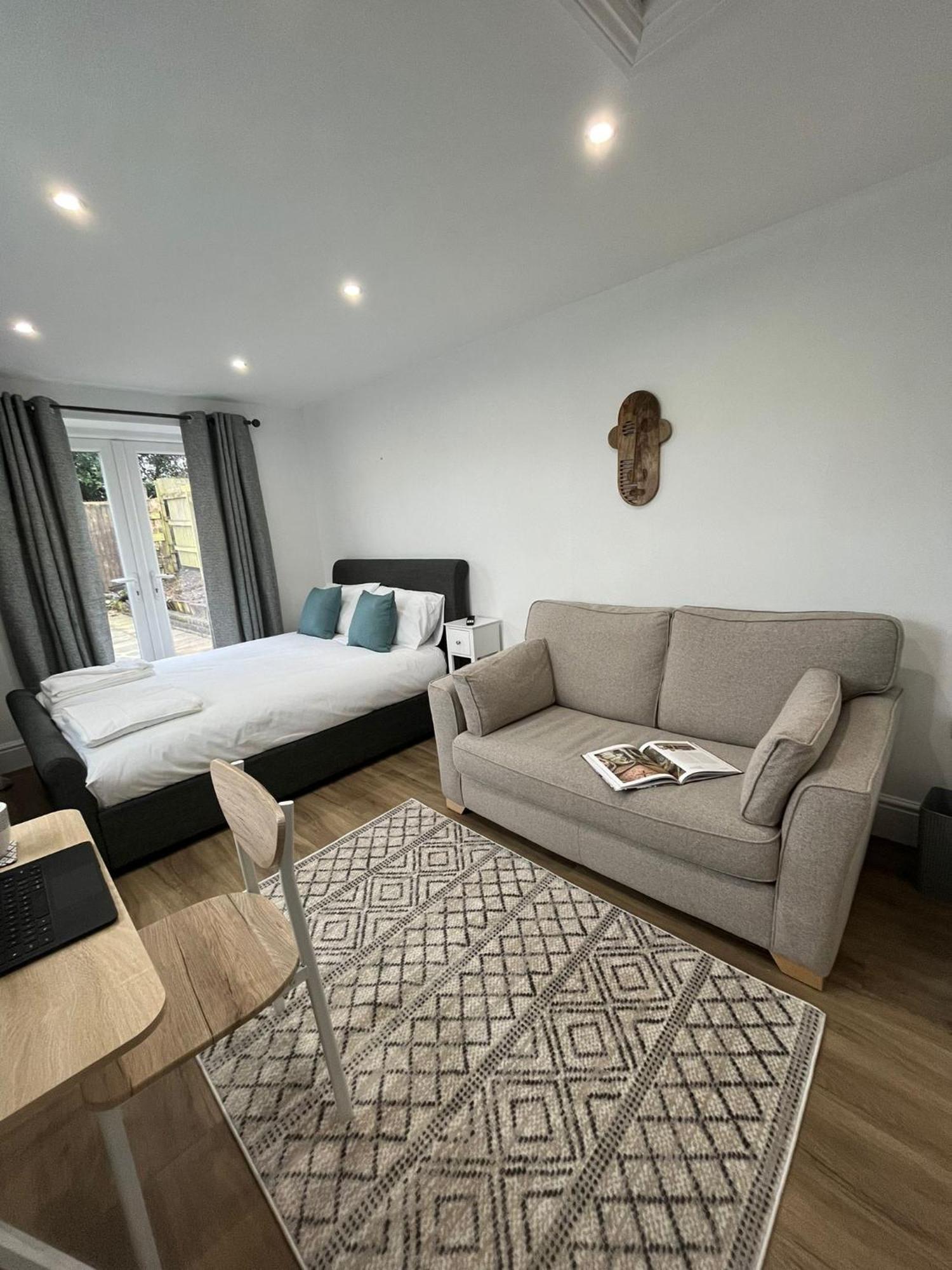 Swan Lake Lodge & Free Parking Cardiff Exterior foto